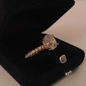  - Jätte fin guldaktig ”diamant” ring ✨ Exakta storlek på ringen: 17 Fri frakt!