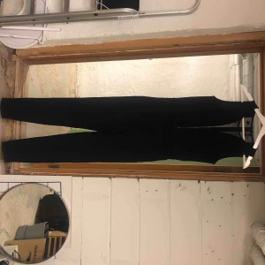  - Byxdress med fin urringning från New Yorker. Aldrig använd 