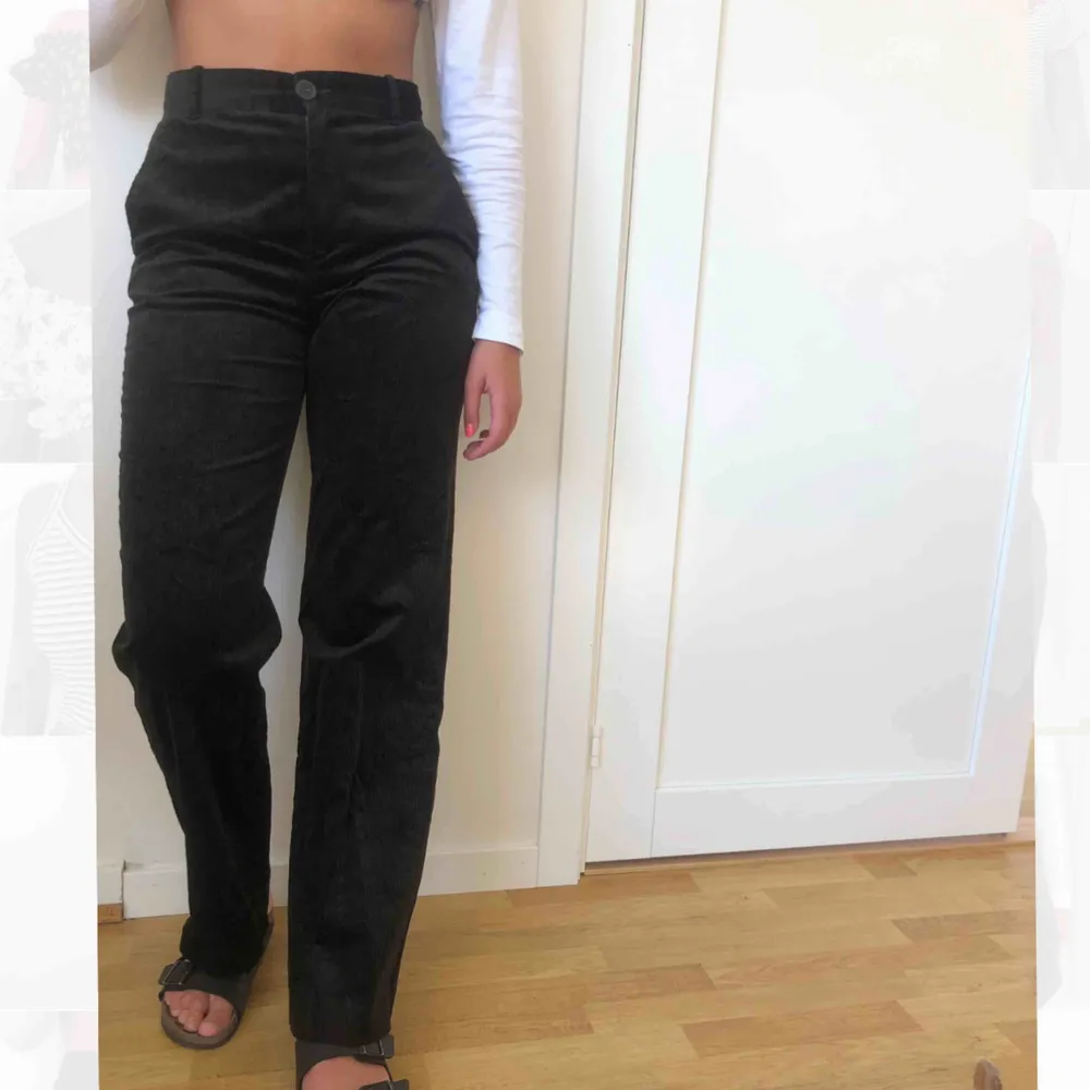 Ett par svarta Manchester byxor från Zara. Orginalpris 500💘 frakt tillkommer . Jeans & Byxor.