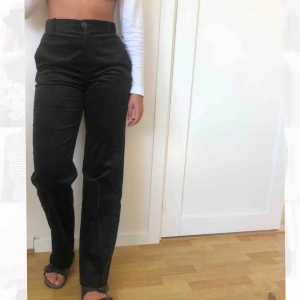  - Ett par svarta Manchester byxor från Zara. Orginalpris 500💘 frakt tillkommer 