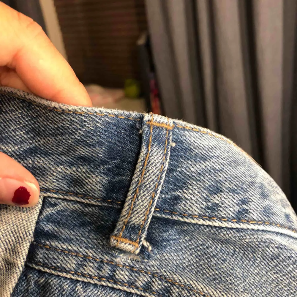 Mom jeans från mango i storlek 38. Lite sönder vid en sån hylsa man har skärpet i. Köparen står för frakten. Jeans & Byxor.