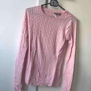  - Är som S i storleken.  Jätte fin tröja som är använd 1 gång. Frakt tillkommer.