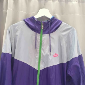  - En jätte cool och unik vindjacka från Nike, väldigt vintage och as snygg oversized. Har ett litet hål/reva bak men det syns knappt när man viker upp jackan.  Passar absolut både tjej och kille lika bra!