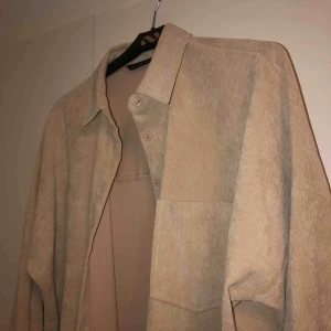  - Jättefin manchester skjorta/överskjorta från Zara. Endast använd en gång. Oversized i storleken. Den är beige, blixten på kameran gör att den ser fläckig ut!