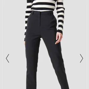  - Säljer dessa väldigt snygga byxorna från NAKD! Knappt använda. Nypris: 399kr Pris kan diskuteras ❣️❣️