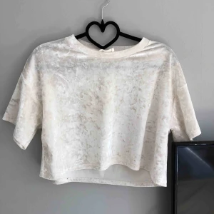  - Jättesnygg t-shirt i sammet från Urban Outfitters. Knappast använd och lika fin som ny. Köparen står för frakten:)