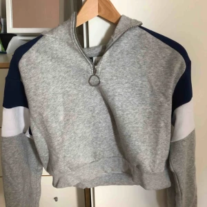  - Grå croppad hoodie från HM, köparen står för frakten 🥰