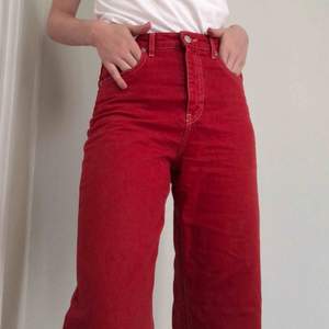 Röda jeans, jättebra skick och så sköna!❣️ Frakt tillkommer! 