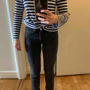  - Grå/svarta jeans ifrån HM consious. Storlek 25. Priset är inklusive frakt.