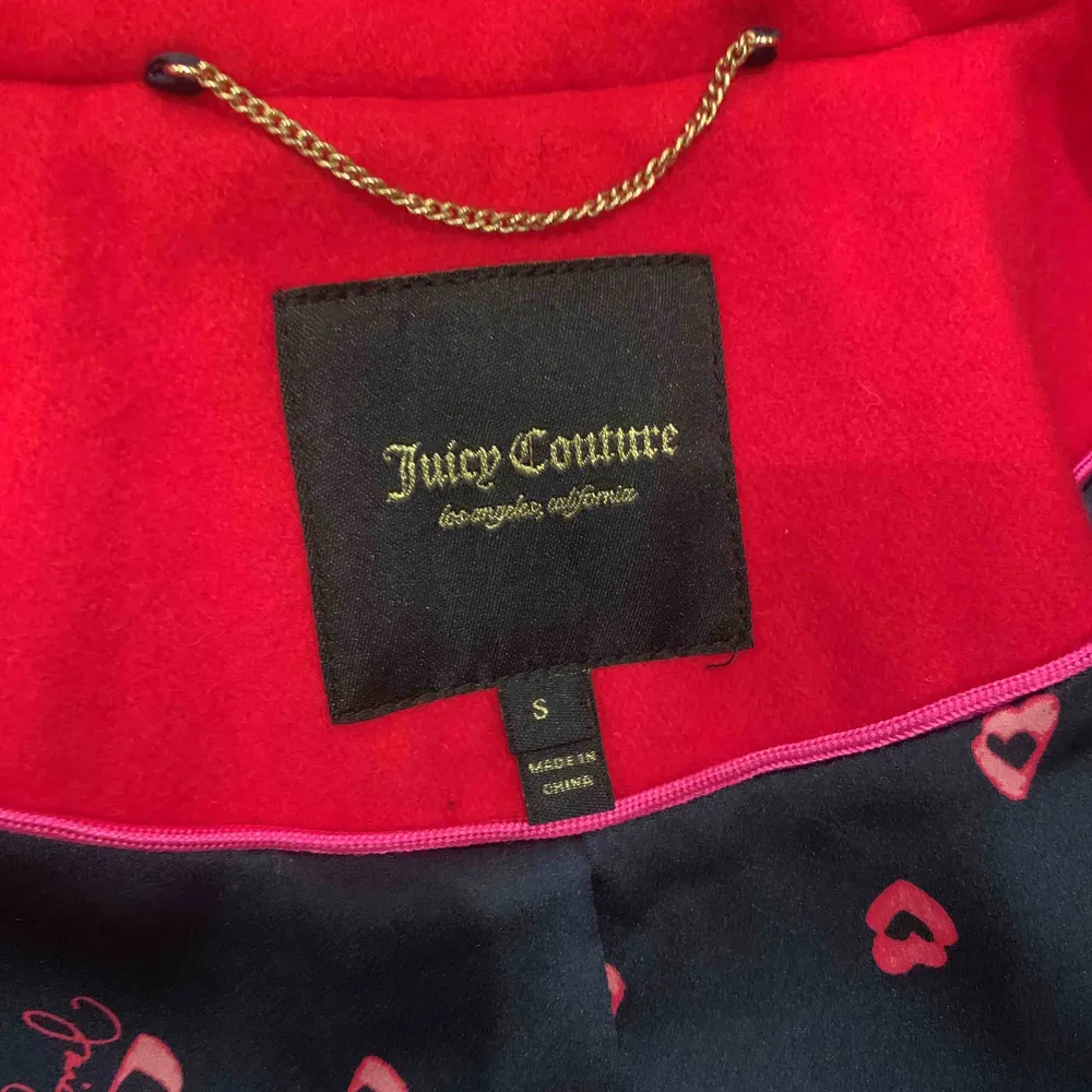 Röd kappa i märket Juicy Couture. Aldrig använd kan gå ner i pris vid snabb affär. Frakt tillkommer.. Jackor.