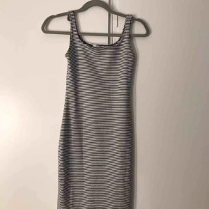 klänning - Jättefin långklänning från Zara, har sytt upp banden för den var för lång men går nog att sprätta upp dom om man skulle vilja 