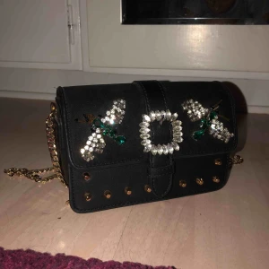  - Cool handväska från Topshop med detaljer. Använd endast en gång så är så gott som ny! FRAKT INGÅR