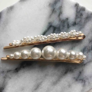  - gulliga pärlhårnålar✨ aldrig använda, gratis frakt <3