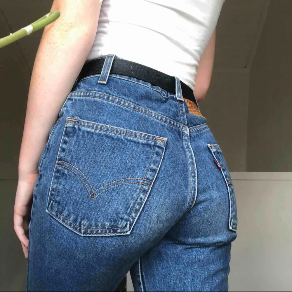 Säljer mina skitsnygga  Vintage Levi’s jeans köpta på Beyond retro som jag säljer pga fel storlek. För att jämföra så brukar jag ha 25 i midja och dessa jeans har 29 men de passar ändå med skärp. Jag är 172 lång. Frakt tillkommer!🦋 pris kan duskuteras. Jeans & Byxor.