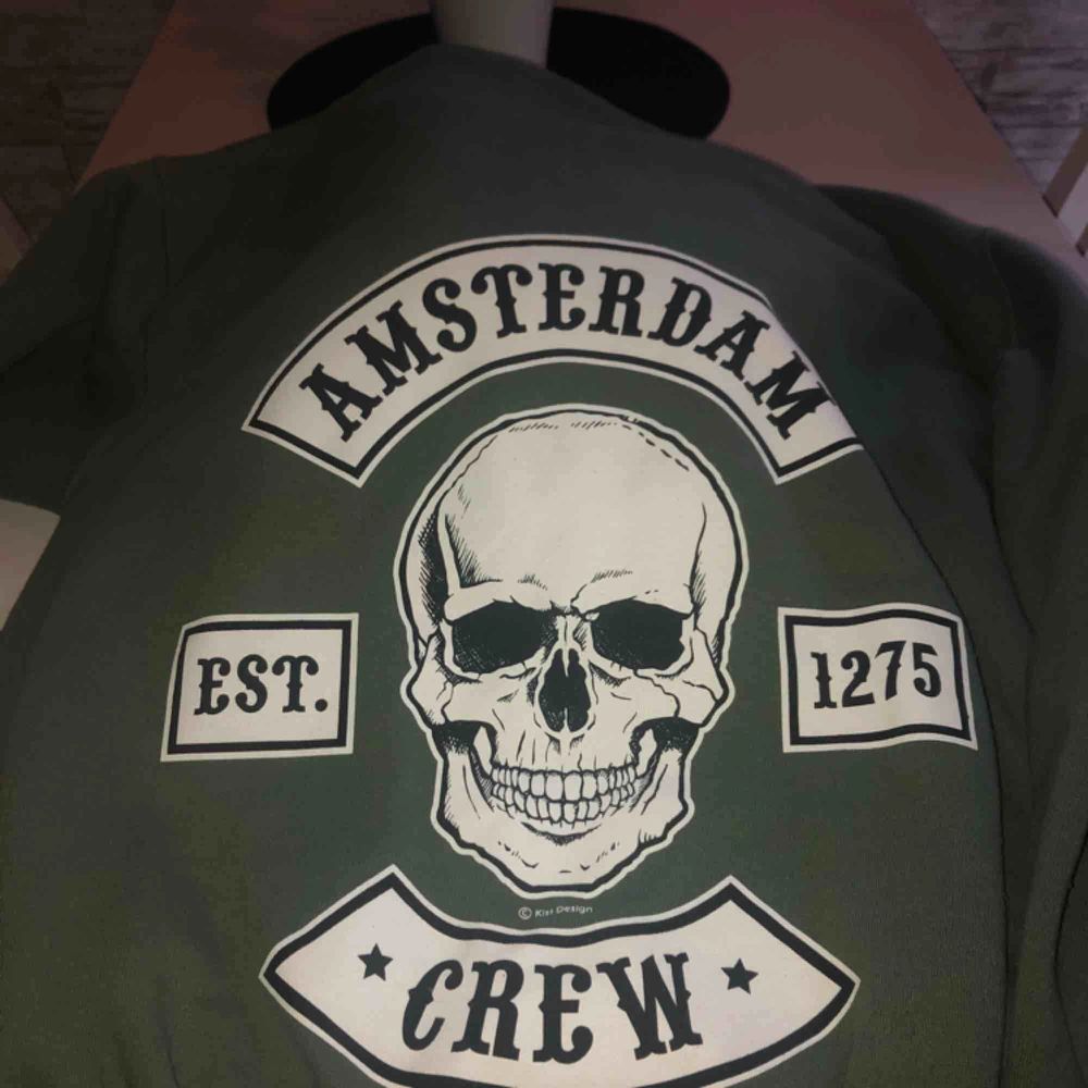 Skitfin hoodie med ”amsterdam crew” på både bröst och rygg. Frakt ingår ej i pris.. Huvtröjor & Träningströjor.