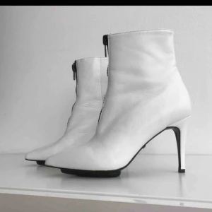  - Vita trendiga boots med klack från Tiger of Sweden. Använda 1 gång.   Klackhöjd 9,5 cm. Nypris ca 2500 kr.  Kan mötas i Stockholm, skickas mot porto. 