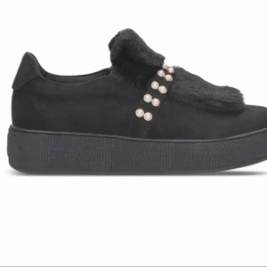  - Snyyygaste skorna som kan användas både till fint men även till vardags❤️ inköpta för 400kr på rea och knappt använda. Skriv för fler bilder  Frakt: 90kr 🥰