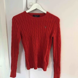  - Kabelstickad tröja från gant i storlek XS. Sparsamt använd, nypris 1300kr. Säljer på grund av att jag inte får användning för den. ❤️