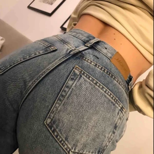  - As SNYGGA jeans från monki i strl 28. Sitter jättefint i passformen , fungerar både till vardags som fest, säljer pågrund av fel storlek. absolut ett par favoriter i garderoben :) kan mötas upp i Stockholm eller frakta om köparen står för frakten :))) 