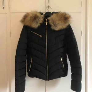  - Roco Baroco vinterjacka med fuskpäls. Väldigt varm och skön. Säljes i mycket fint skick/Knappt använd. 💕