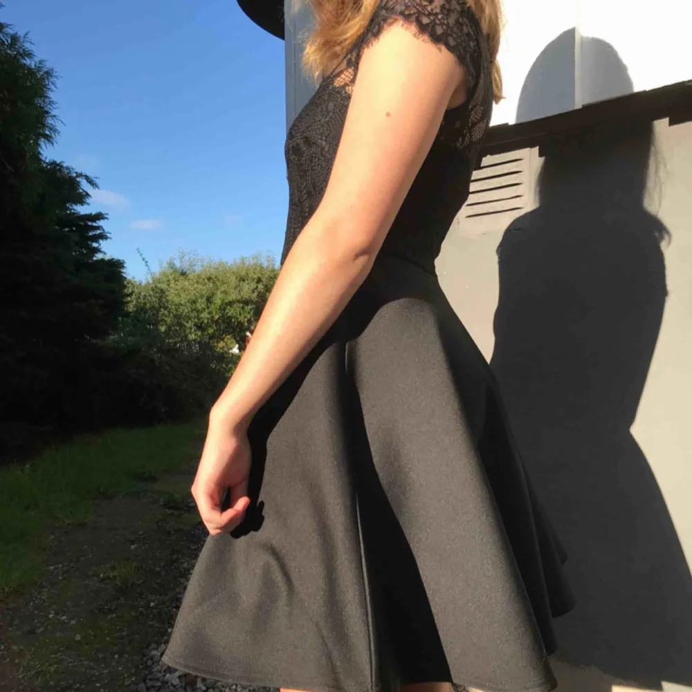 Jättefin svart klänning med spets. Använd endast en gång så är i väldigt bra skick! Köparen står för frakten💗. Klänningar.