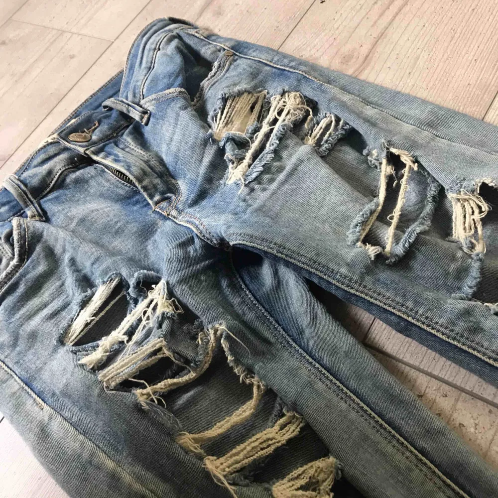 Håliga blåa jeans, superfina men passar tyvärr inte på mig! Fråga gärna ifall du har frågor så svarar jag på dom direkt, kan fraktas om du betalar frakten (INTE inkluderat i priset)❤️. Jeans & Byxor.