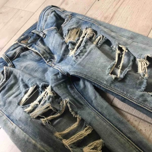 - Håliga blåa jeans, superfina men passar tyvärr inte på mig! Fråga gärna ifall du har frågor så svarar jag på dom direkt, kan fraktas om du betalar frakten (INTE inkluderat i priset)❤️