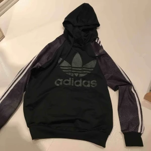 Adidas hoodie 💞💞🤩 - Svin cool Adidas hoodie ish!! Orm mönster liknande !!  Funkar som både S och XS. Skriv vid intresse!💖💖💖