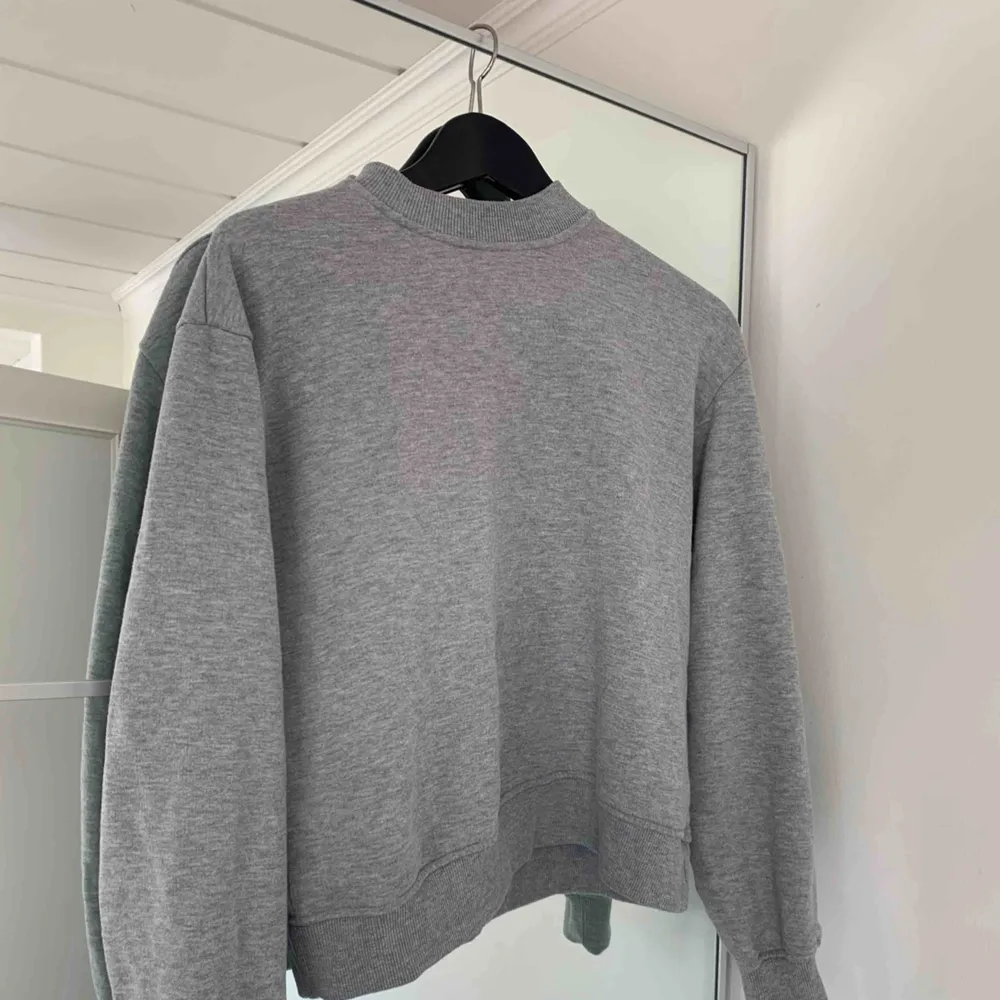 Säljer denna gråa sweatshirt från NA-KD. Storlek S. I fint skick. Frakt tillkommer. Tröjor & Koftor.
