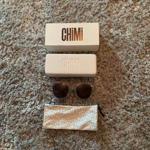 Chimi solglasögon i modellen #008 och färgen litchi. Allt på bilden medföljer. 