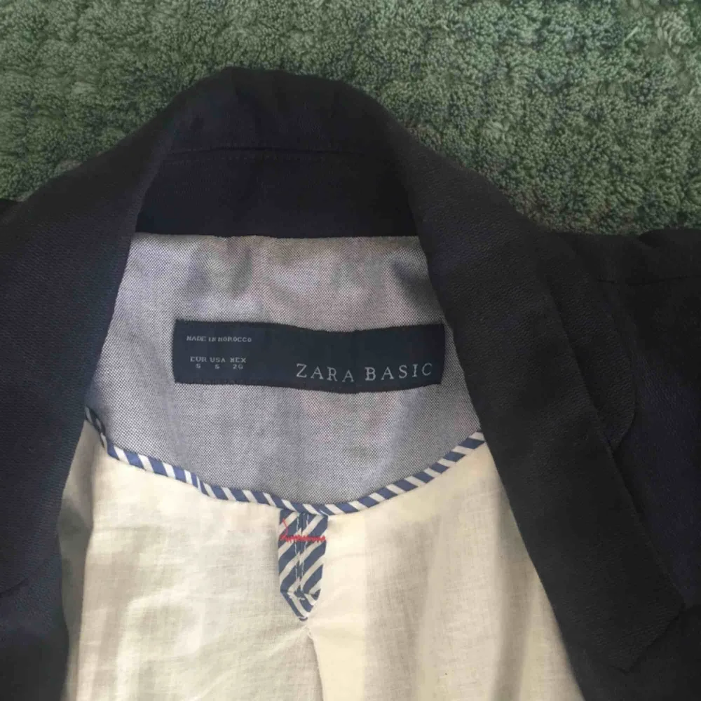 Mörkblå blazer. Använt skick men fin. Från Zara Basic.  📬 Frakt 63 kr.. Kostymer.