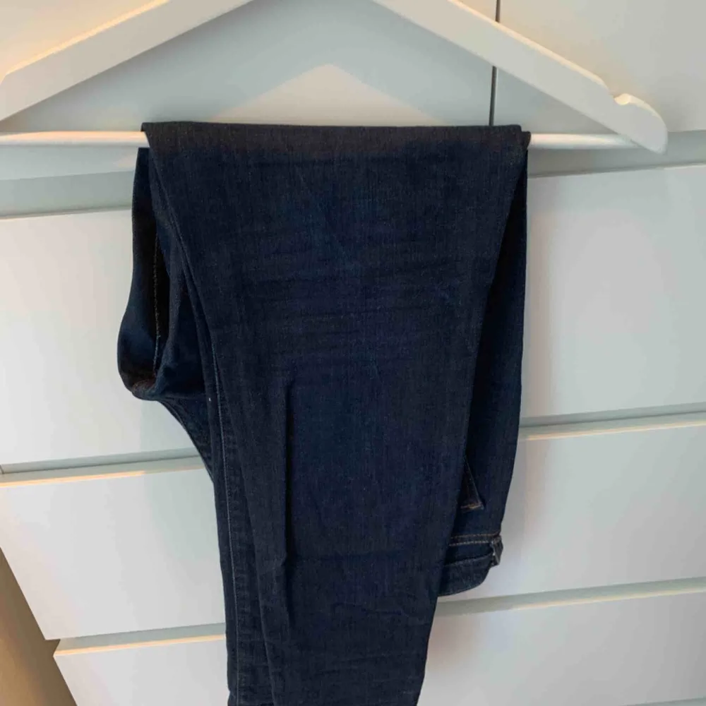 Levis jeans demi curve i storlek 27 i mycket fint skick! Jättefin mörkblå jeansfärg, älskar dessa men dem är tyvärr för små. . Jeans & Byxor.