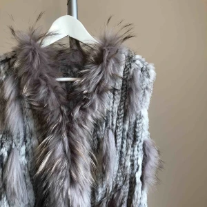  - Äkta päls väst i flera toner av gråa nyanser & vit❄️ super mysig till vintern 