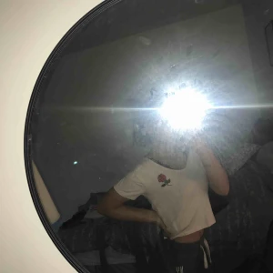  - Ljusrosa t-shirt med en ros på sidan man kan se igenom lite så det gäller att ha en passande bh