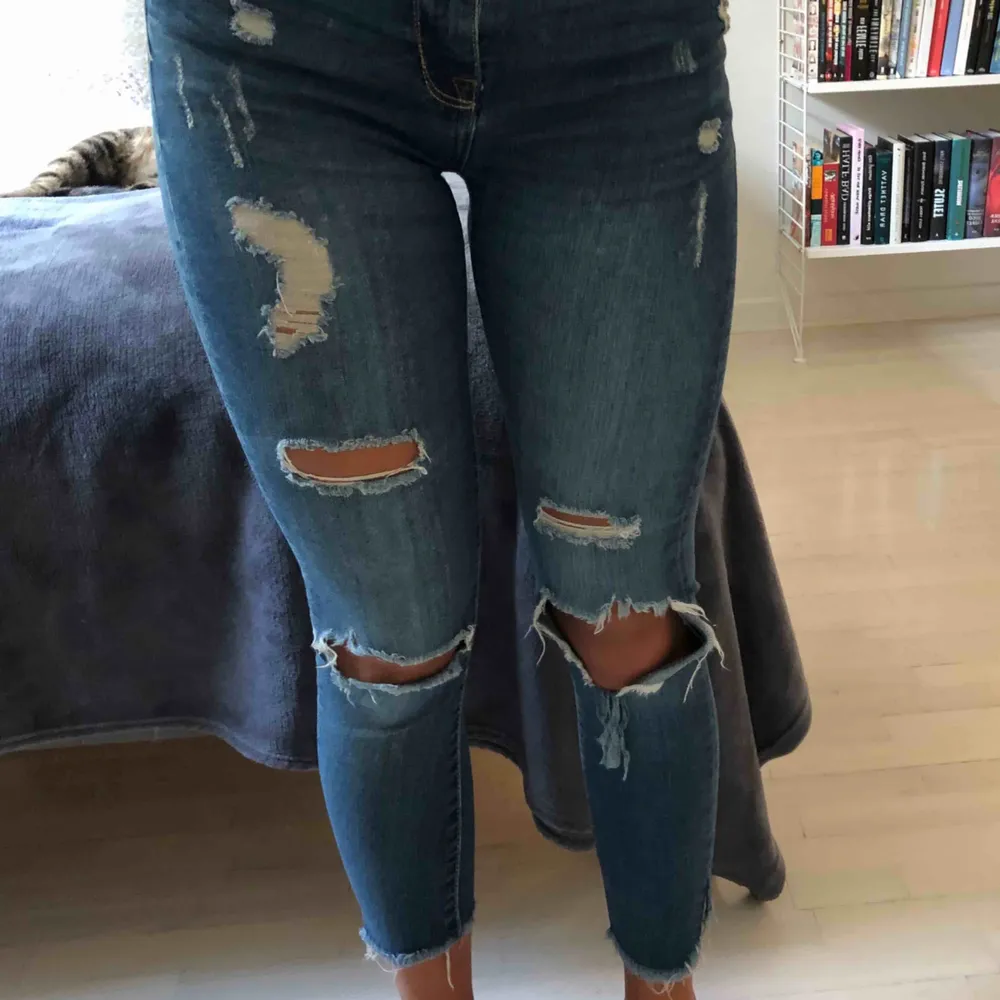 Slitna jeans från lager 157 som är avklippta. Lite ojämn klippning samt att sömmen gått upp lite därav priset. . Jeans & Byxor.