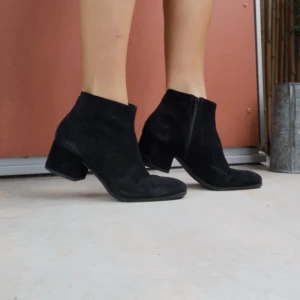  - Svarta mocka boots i fint men begagnat skick(sparsamt använda)! 