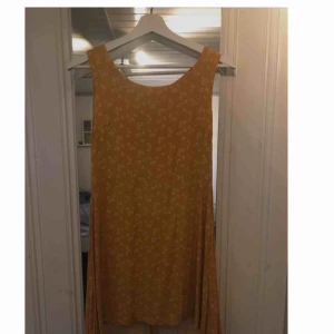  - En gul jätte söt klänning med små vita blommor på! Den har tyvärr släppt lite i sömmarna men det ska nog gå att sy! 