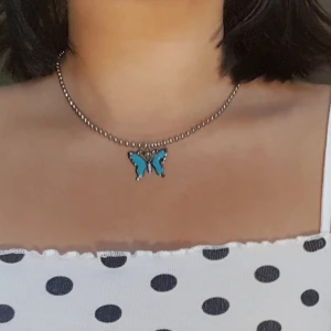  - SÅLD!! Supersött halsband med blå fjäril. 