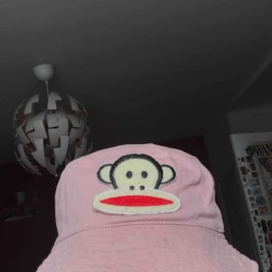  - buckethat för 38kr inkl frakt, typ fjongen kostade 50 och hatten 150kr men den e litw busted så säljer billigare ~