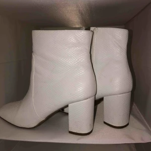  - Ett par supersnygga vita klackskor köpta i London, endast använda 1 gång. Säljes pga ingen användning!