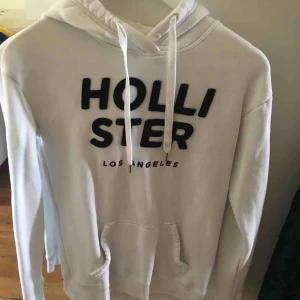  - En vit Hollister hoodie med inga fläckar. 
