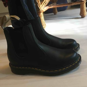  - Dr martens 2976 Vegan Black. Storlek 40. Använda en gång. Annars som nya. 