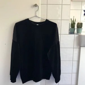  - Svart sammetströja från & Other Stories. Knappt använd och i mycket fint skick. Storlek 34. Priset är inklusive frakt 🌻