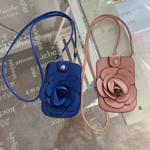  - Två minibags, en blå och en rosa. Axelbandet går att ta av, de får plats med plånbok/nyklar/ liten mobil osv.