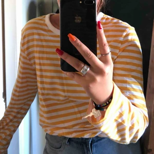  - Randig tröja från Monki, använd MAX 5 gånger. Jättefin men inte min stil :/