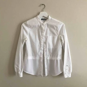  - Vit skjorta med sidendetalj, Calvin Klein. 