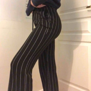  - Svarta mjukisbyxor med smala, vita ränder.Super sköna och snygga med resår i midjan + snören att dra åt. Rak passform. Säljer pågrund av att dem är korta i benen på mig och används därför tyvärr aldrig. Använda endast 1 gång. 💁🏼‍♀️Frakt tillkommer 