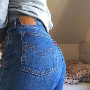  - Coola å snygga 501-jeans från Levis som jag köpte i januari i Levis-butiken för omkring 1000 kr💓 modellen ska vara avklippt där nere!! Fint skick utom en missfärgning på ena benet. BUDA!!!!! Startbud: 300kr