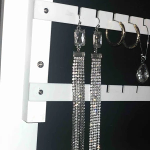  - Oanvända långa silvriga örhängen. 25:- ink frakt