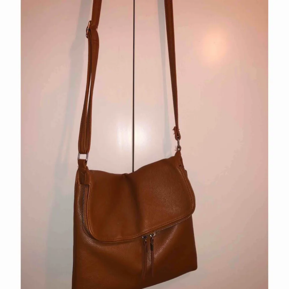 Jättefin brun handväska ifrån Lindex. Bra förvarning och i jättefint skick. . Väskor.